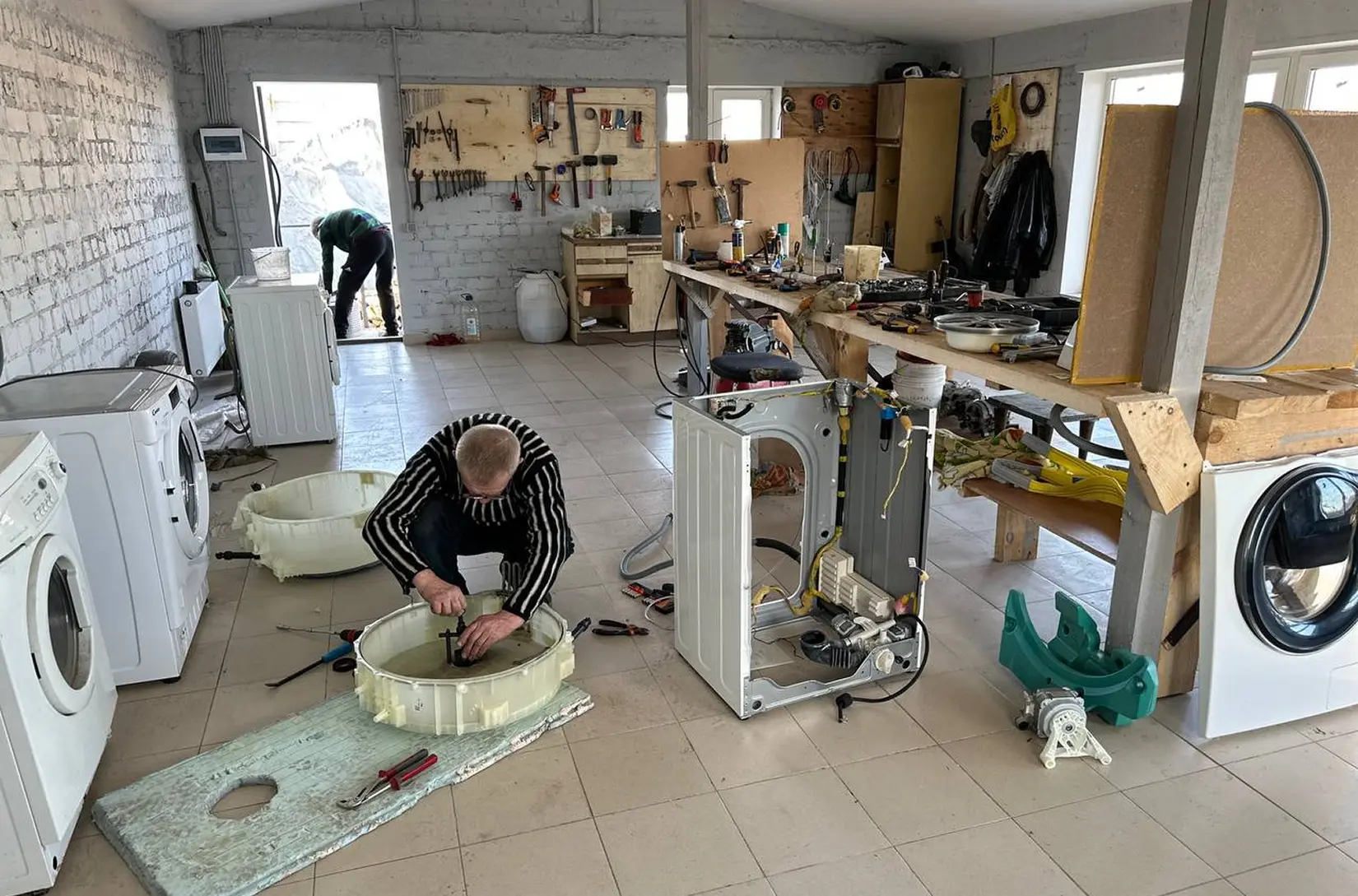 фото співробітника компанії біля брендованої машини
